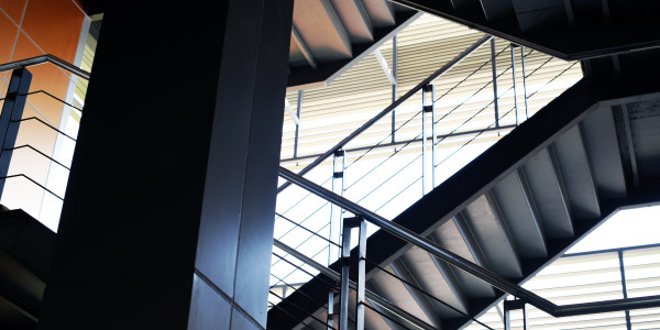 Pintar Fachadas de Empresas / Negocios / Locales Comerciales en València · Pintado de Escaleras