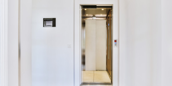 Pintar Fachadas y Patios de Luces de Comunidades Vecinos / Propietarios Chella · Esmalte de Puertas de Ascensores, Puertas de Emergencia y Portales