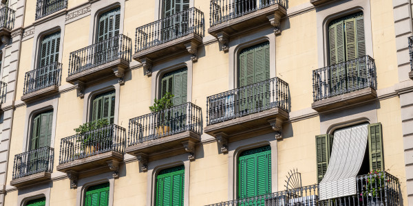 Pintar Fachadas y Patios de Luces de Comunidades Vecinos / Propietarios Chella · Reparación y Preparación de Superficies